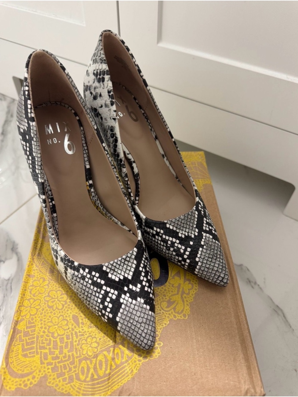 Mix No. 6 Black and White Snake-Print Pointed Pumps